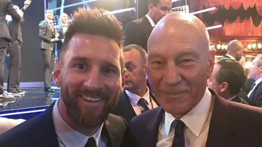 Patrick Stewart y Lionel Messi, juntos en la gala de los premios The Best 2017.