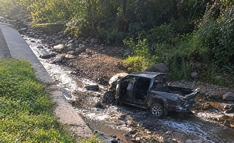 Una Amarok volcó en Puente Negro, Los Nogales, con hojas de coca en su interior. Gendarmería secuestró la carga y busca a los ocupantes.