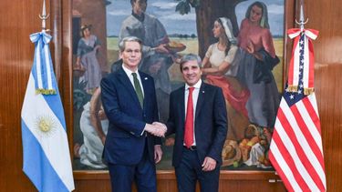 Luis Caputo junto al secretario del Tesoro de EE.UU. Luis Caputo junto al secretario del Tesoro de EE.UU.