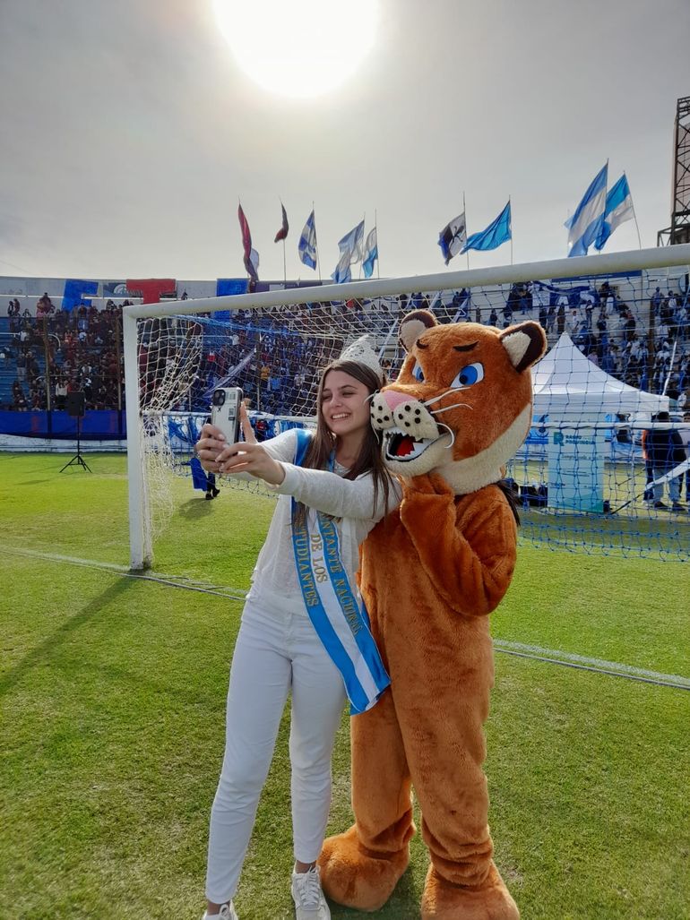 Tiziana Vignolles, representante Nacional de los Estudiantes 2022 dijo presenta en este Sábado Estudiantil frente a las hinchadas.
