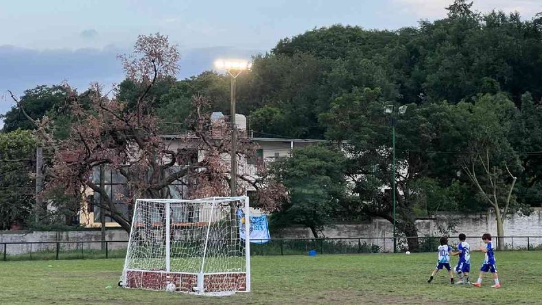El Club Tiro y Gimnasia inauguró la iluminación en las canchas de fútbol