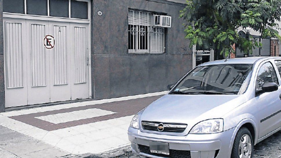 Cansada de que estacionen y le tapen la cochera, se inspiró en Pablo Escobar