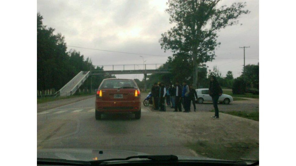 Pasarela y senda peatonal