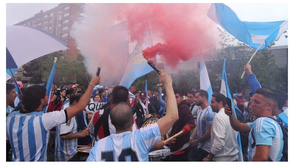 Banderazo en Barcelona, a puro color argentino y con las canciones tradicionales