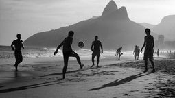 Diversión. Unos jóvenes juegan al fútbol en la playa de Copacabana. El Mundial de Fútbol Amateur se disputará en Río de Janeiro entre el 24 y el 30 de septiembre.