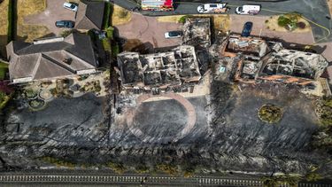 El incendio consumió mansiones en medio de la sequía y altas temperaturas.