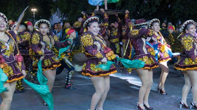 Ya se vive a pleno la primera noche de los Corsos Capitalinos en Avenida Savio