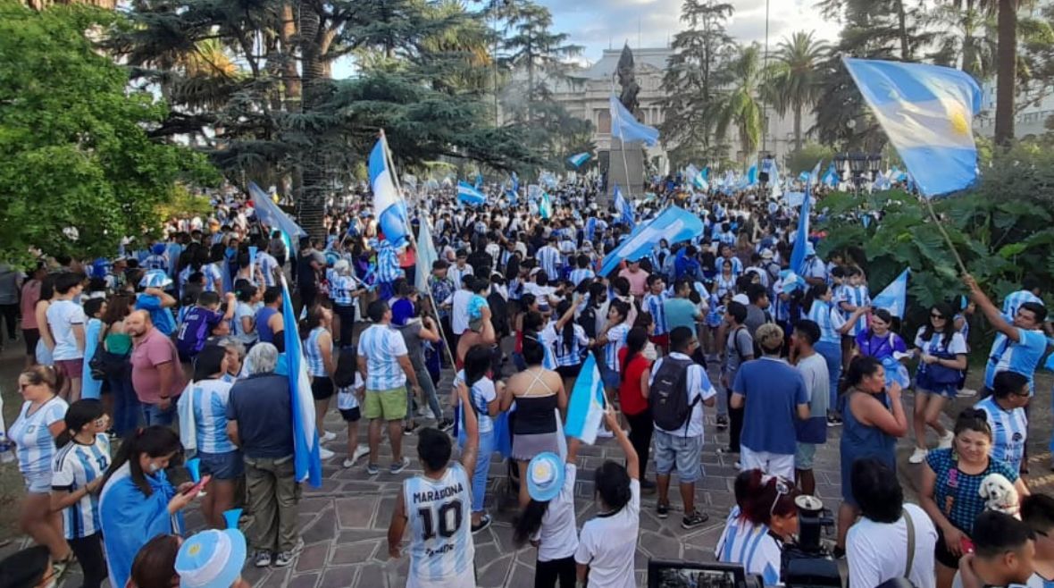 Festejos de los jujeños por el pase de la Selección Argentina a la final.