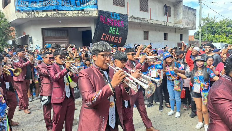 Los “alegres del chingo” cumplen 10 años con una bajada que reúne a cientos de vecinos disfrazados y convierte al barrio El Chingo en un escenario de colores.