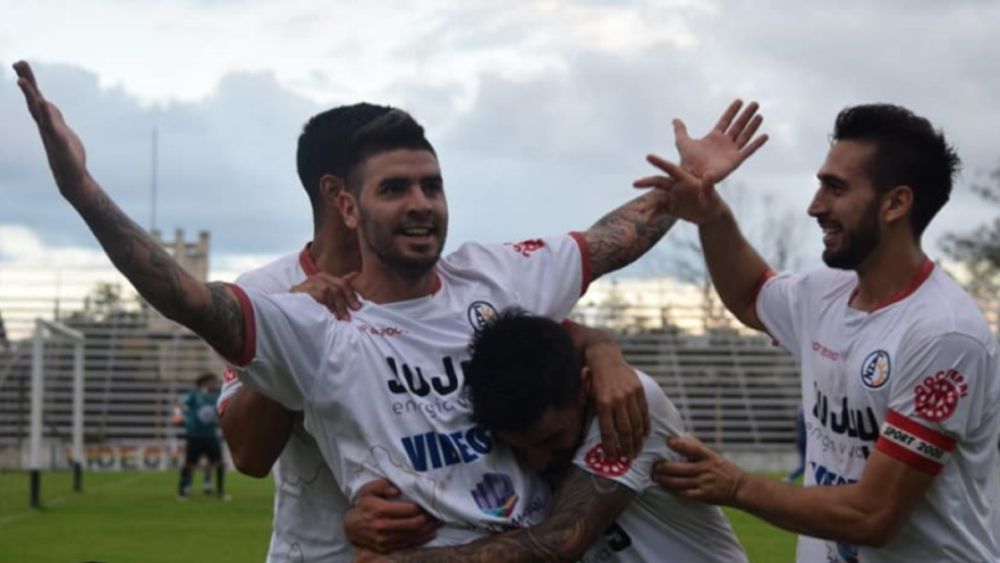 Zapla rescató un empate sobre el final pero sigue complicado en la tabla