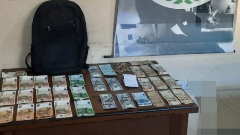 Euros y dólares que el detenido cobraba por los cheques truchos. /Foto: Policía de Jujuy