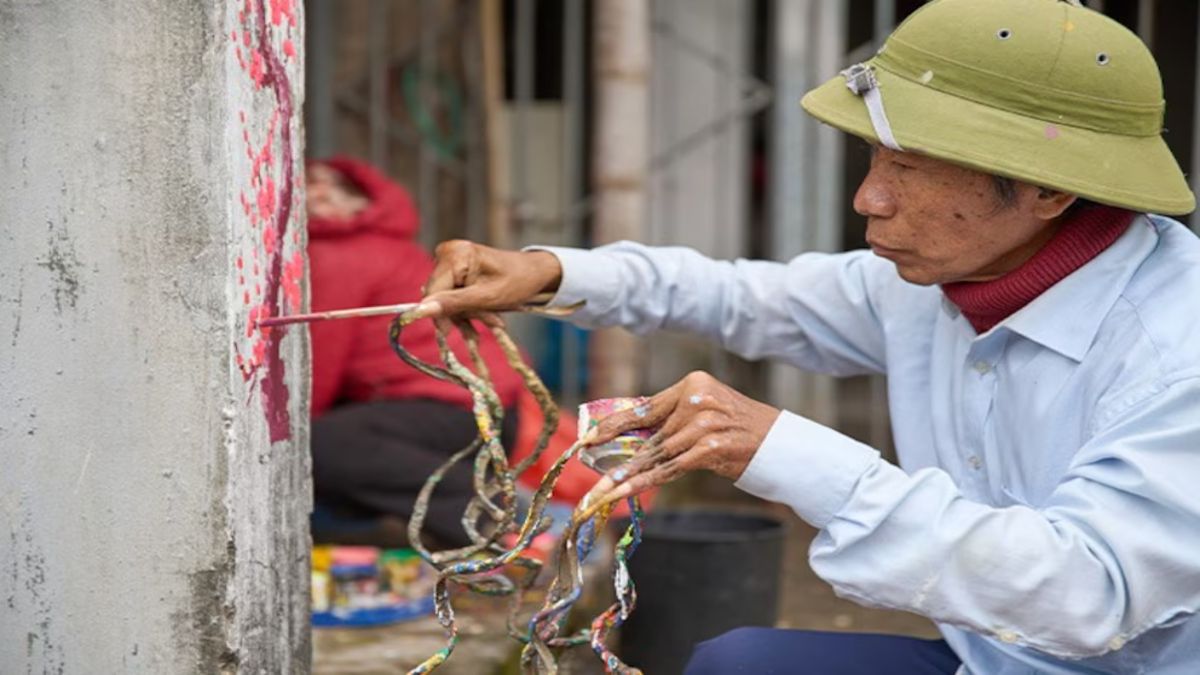 Un hombre vietnamita logró el récord de las uñas más largas tras 34 años de crecimiento. &nbsp;