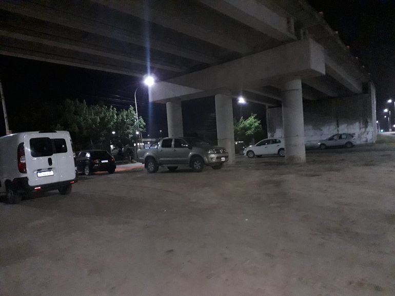 Autos mal estacionados debajo del puente de ingreso a Los Huaicos.