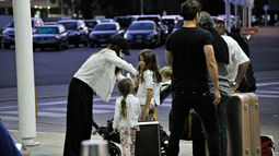 La China Suárez y Benjamín Vicuña estuvieron juntos en Ezeiza para hacer el pase de sus hijos.