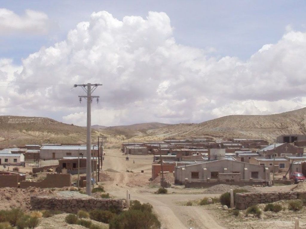 Tendido de red eléctrica en la Puna