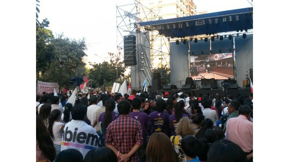 gente en la Plaza Belgrano
