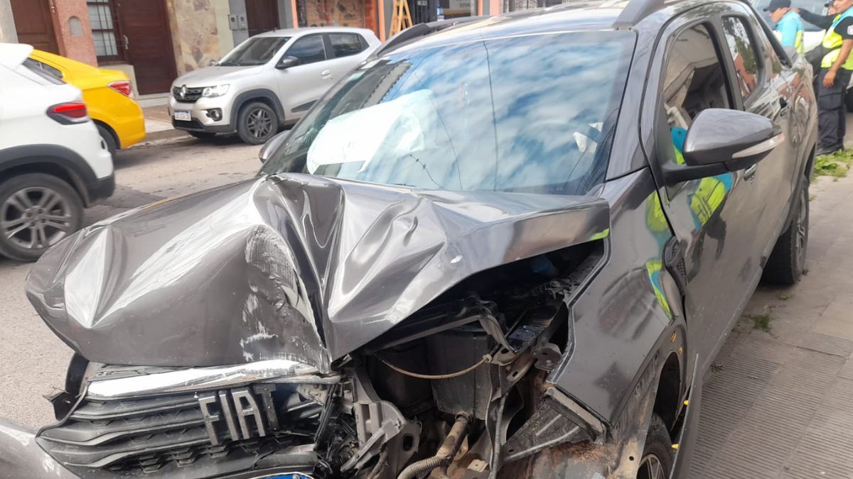 Impactante choque en barrio Cuyaya: un auto se estrelló contra un poste de luz
