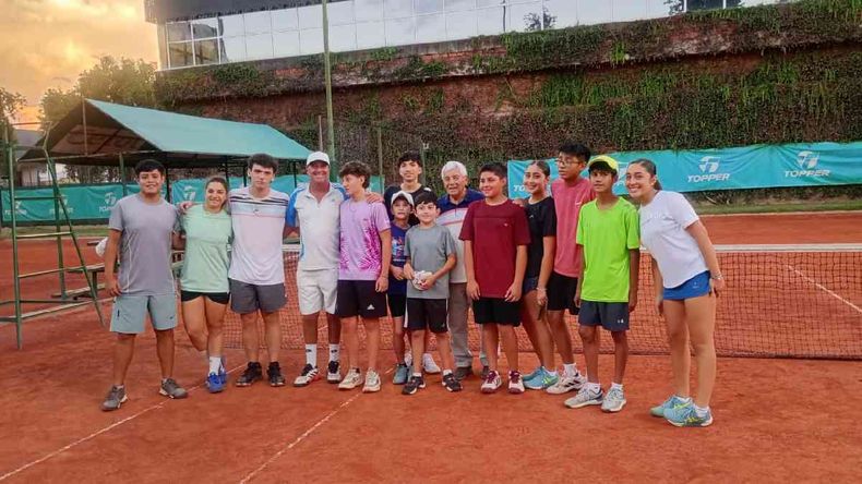 Homenaje a Hugo Salazar en el Lawn Tenis por los 50 años como socio
