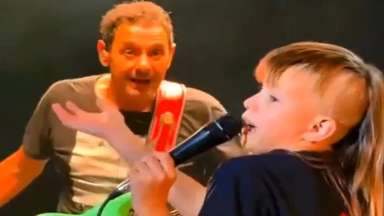 Quién es Agustín, el nene de 10 años que sorprendió a todos en pleno show de Divididos e hizo emocionar a Ricardo Mollo.