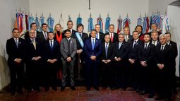 Javier Milei junto a los gobernadores que firmaron el Pacto de Mayo en Tucumán.