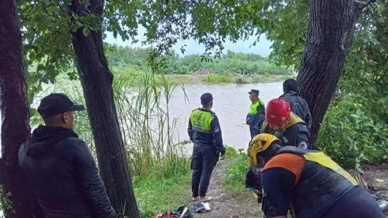 Tragedia en el río Salí Los dos adolescentes lograron ser rescatados con vida, mientras que de inmediato se activó un operativo de búsqueda para dar con el padre. En el rastrillaje participaron efectivos policiales, equipos de rescate y personal especializado, que trabajaron sin descanso durante dos días.
