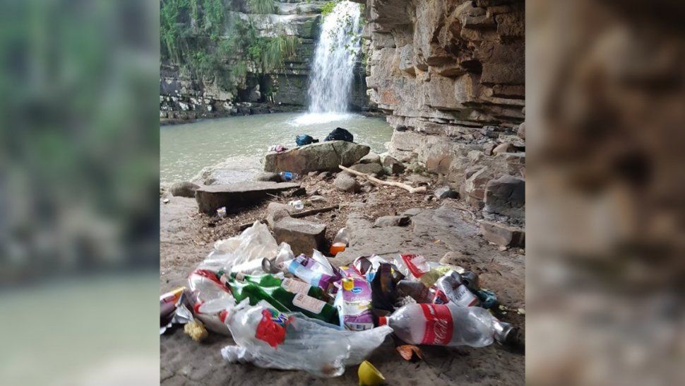 La Cascada de las Escaleras de nuevo llena de basura