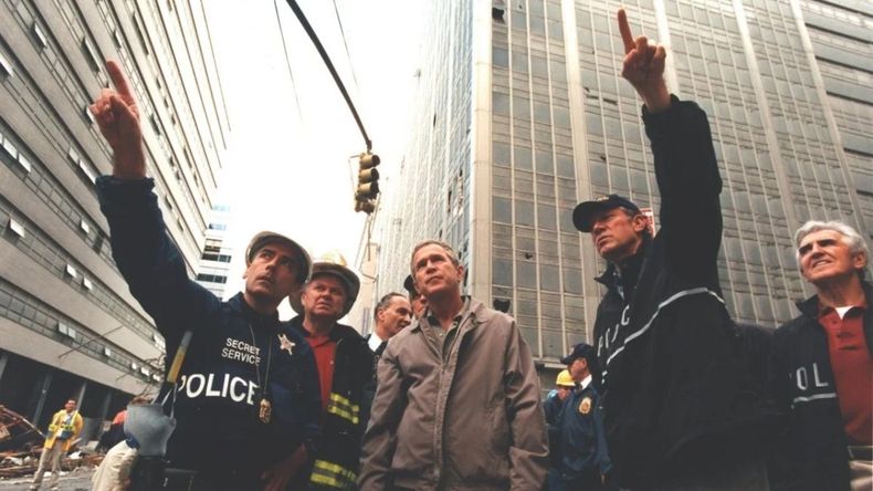 Frank Larkin (izquierda) era subdirector adjunto del Servicio Secreto. En la foto escolta al presidente George W. Bush en la Zona Cero el 14 de septiembre de 2001./Foto: Casa Blanca, cortesía de DAD Frank Larkin