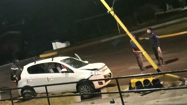 San Pedro: auto chocó estructura de alumbrado y semáforo