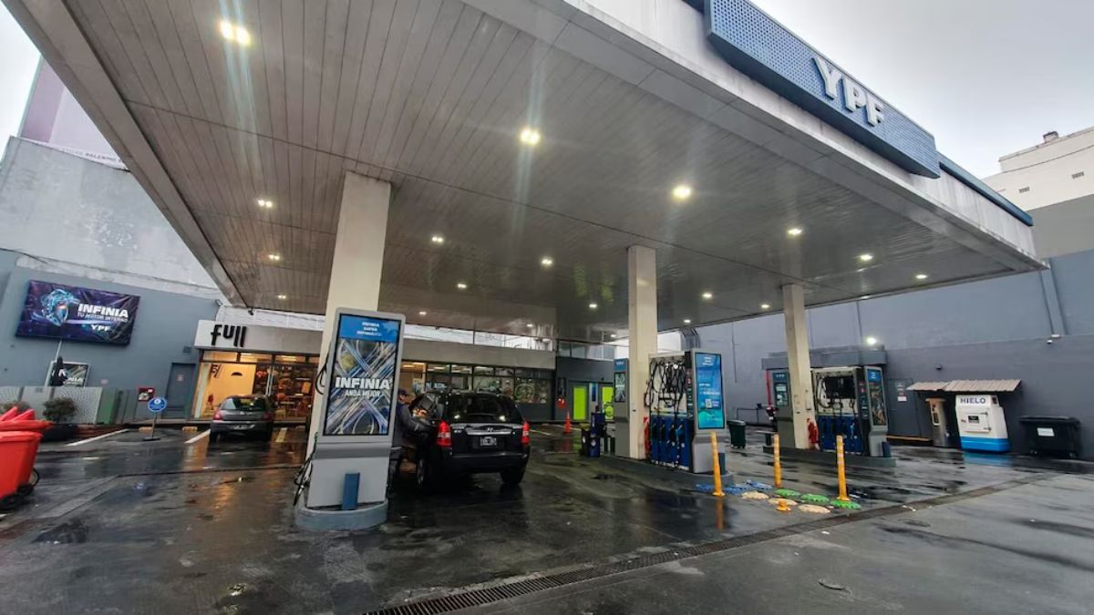 El presidente de YPF, Horacio Marín, dijo este lunes que las refinerías de la empresa venderán la nafta con un recorte del 4%.