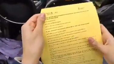 Video muestra a alumno con lentes especiales copiando el examen de residencias