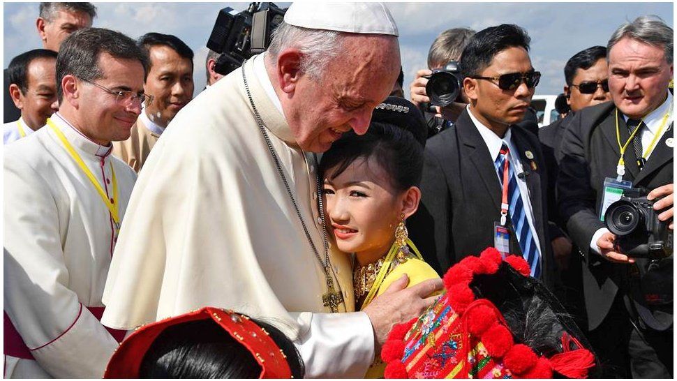 El papa Francisco llegó a Myanmar en una delicada visita oficial para buscar la paz