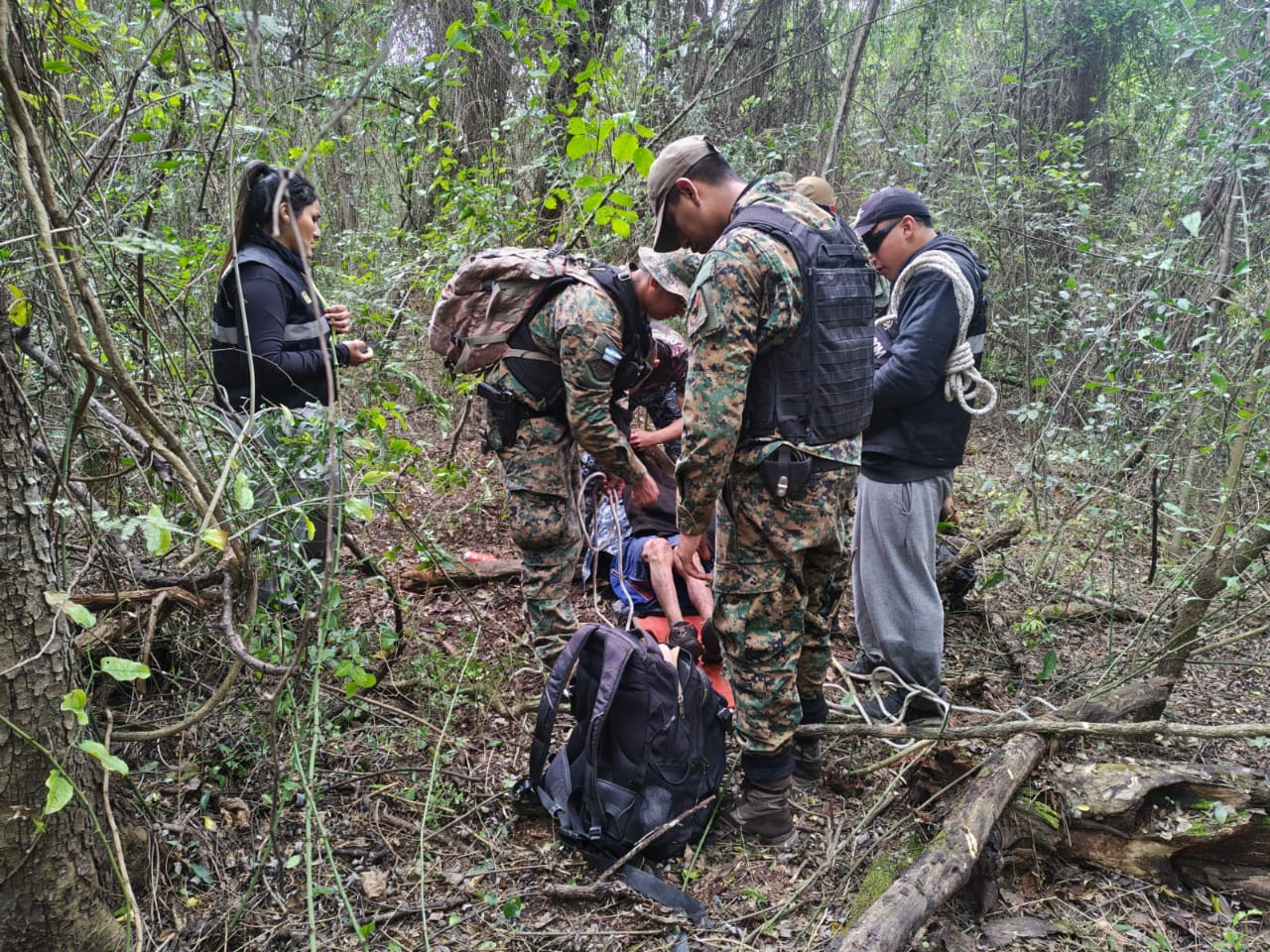 el perro rocco encontro con vida al hombre de 82 anos buscado en aguas calientes