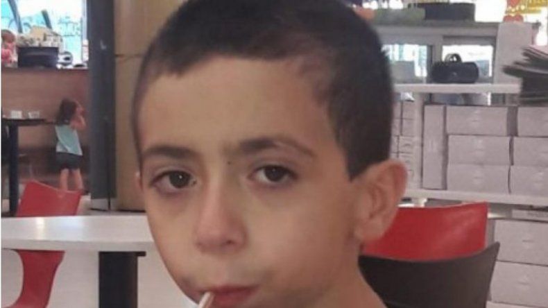 Un niño busca el celular que perdió con fotos de su mamá muerta