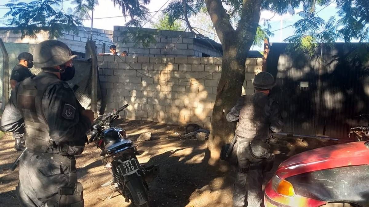 doce detenidos por asaltar y amenazar a un policia con una pistola