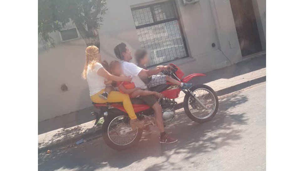 Cinco personas en una moto