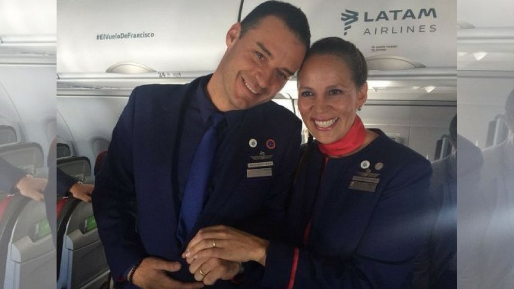 Amor en las alturas: Francisco casó a una pareja de la tripulación en pleno vuelo
