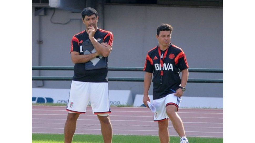Marcelo Gallardo y su ayudante