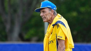 Miguel Russo continúa internado tras un chequeo médico y Úbeda volverá a dirigir la práctica de Boca Juniors.