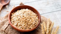 La&nbsp;Administración de Drogas y Alimentos de los Estados Unidos&nbsp;recomienda consumir al menos&nbsp;3 gramos de avena al día.