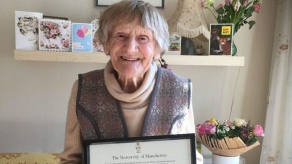 Una mujer recibió su título universitario a los 101 años