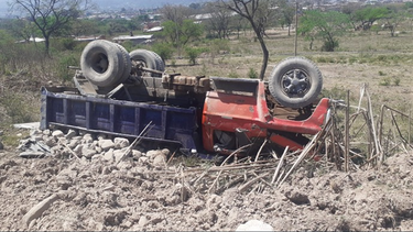 Un camión volcó en Palpalá