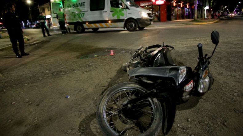 Perico: atropelló con su auto a dos chicos que iban en moto y se dio a la fuga - Imagen creada con IA 