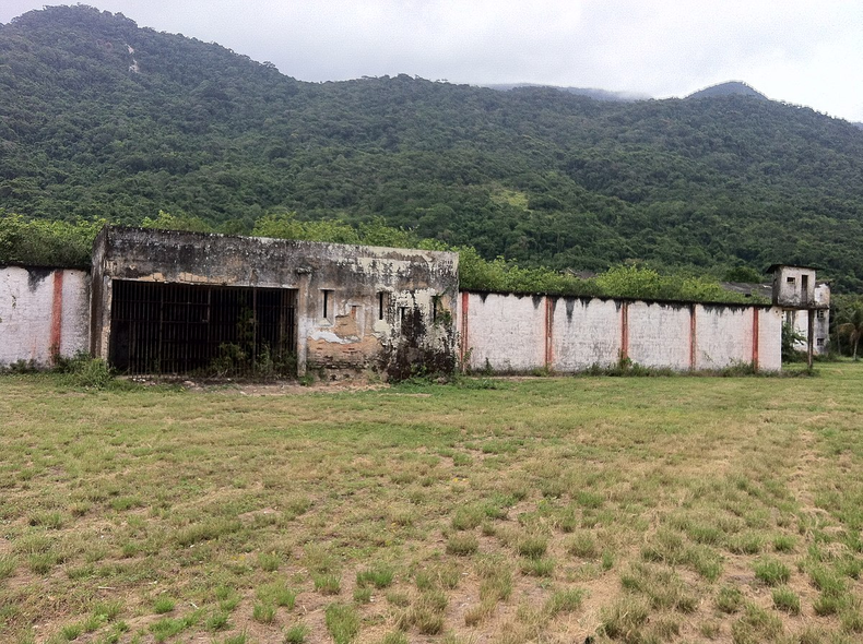 Si hay que poner un día en el que todo comenzó, habría remontarse a poco más de 45 años atrás, cuando ocurrió una violenta revuelta en Instituto Penal Cândido Mendes, situado en la Isla Grande de Río de Janeiro. Allí se desató una masacre que dio origen a Comando Vermelho.