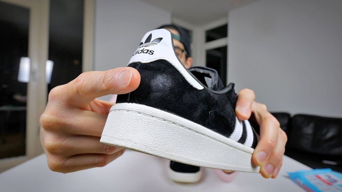 El truco para limpiar tus zapatillas de gamuza.
