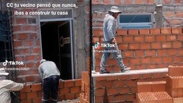Albañiles taparon con ladrillos la puerta y las ventanas de la casa del vecino y se volvieron viral en Tik Tok.