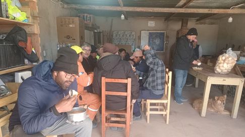 Todo Jujuy | Comedor para los camioneros varados en Paso de Jama.