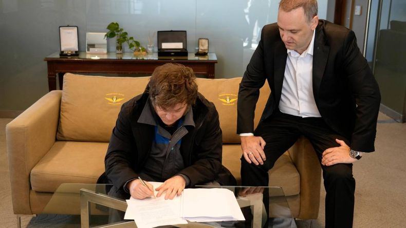 Javier Milei firmando el texto de la Reforma Laboral