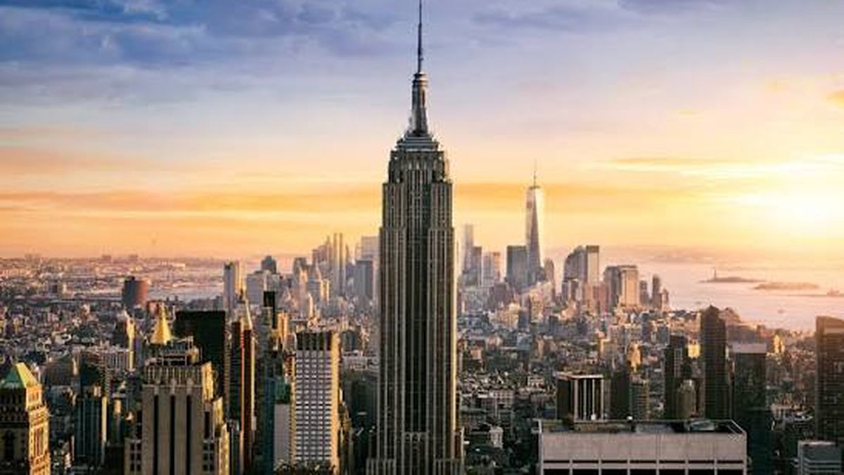 Dos personas subieron al Empire State y desplegaron una bandera por la paz