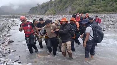 Rescataron a un hombre de 79 años tras caer por un barrancocamino al Chañi Rescataron a un hombre de 79 años tras caer por un barrancocamino al Chañi