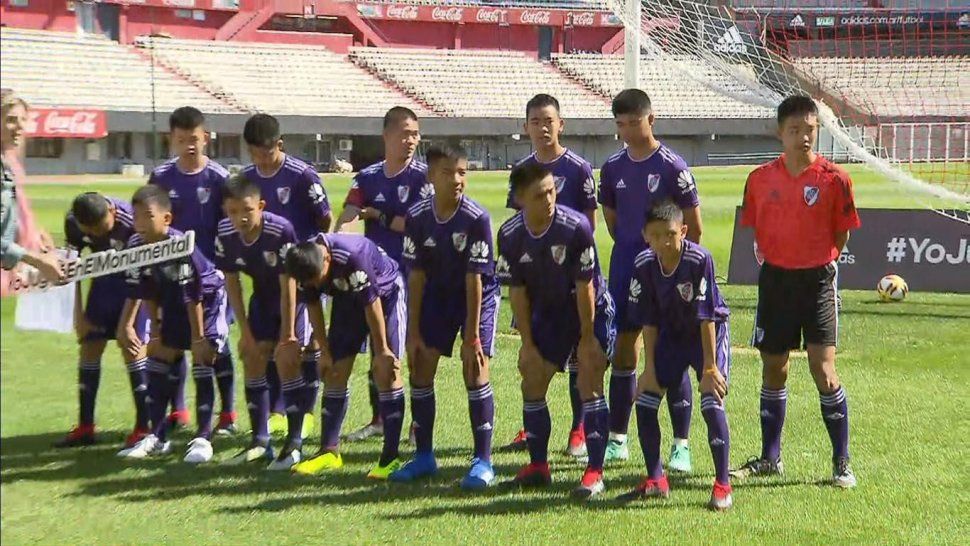 Los chicos rescatados de Tailandia conocen la cancha de River